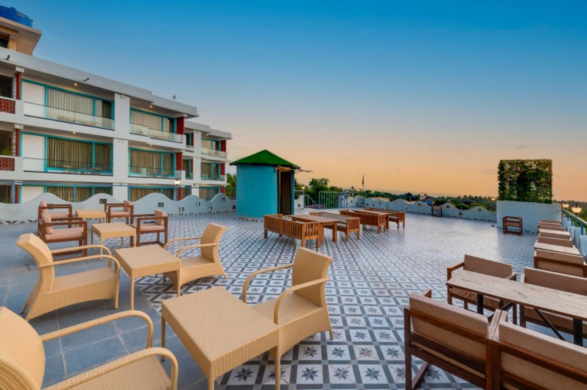 Hotel Grand Continent Morjim Exterior foto