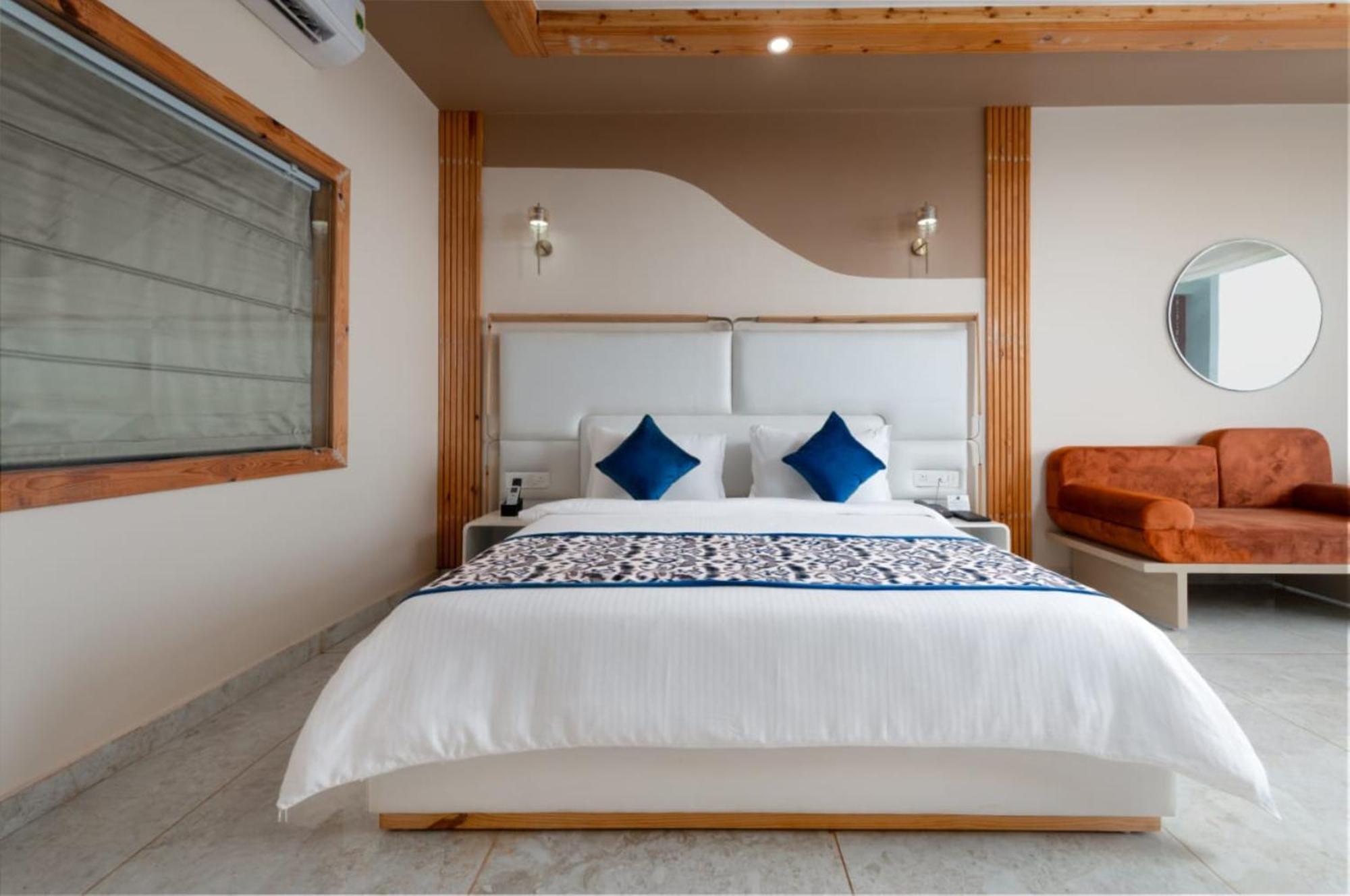 Hotel Grand Continent Morjim Exterior foto